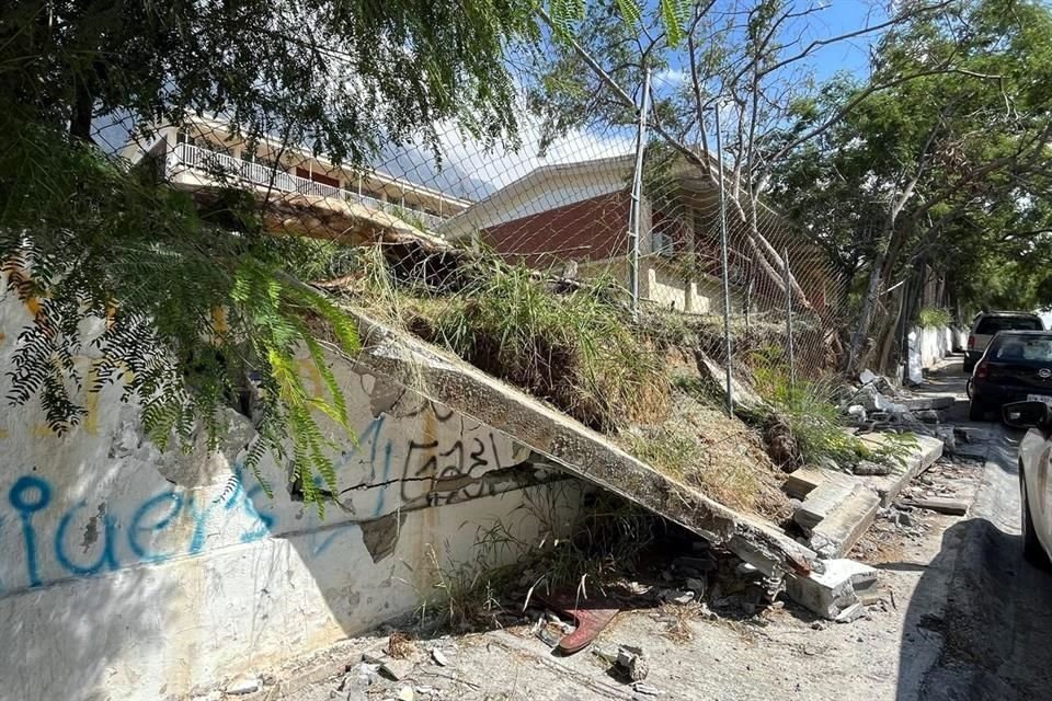 Las recientes lluvias reblandecieron la tierra, provocando la caída de una barda de la Secundaria Técnica 75, en Santa Catarina.