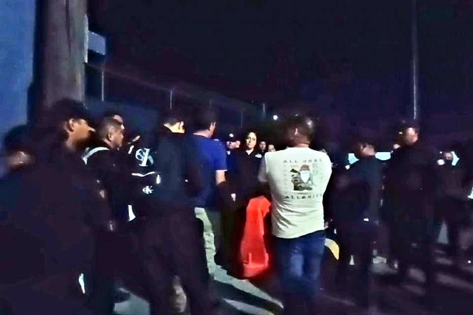 Policías de García protestaron ayer en la explanada de la corporación contra sus mandos.