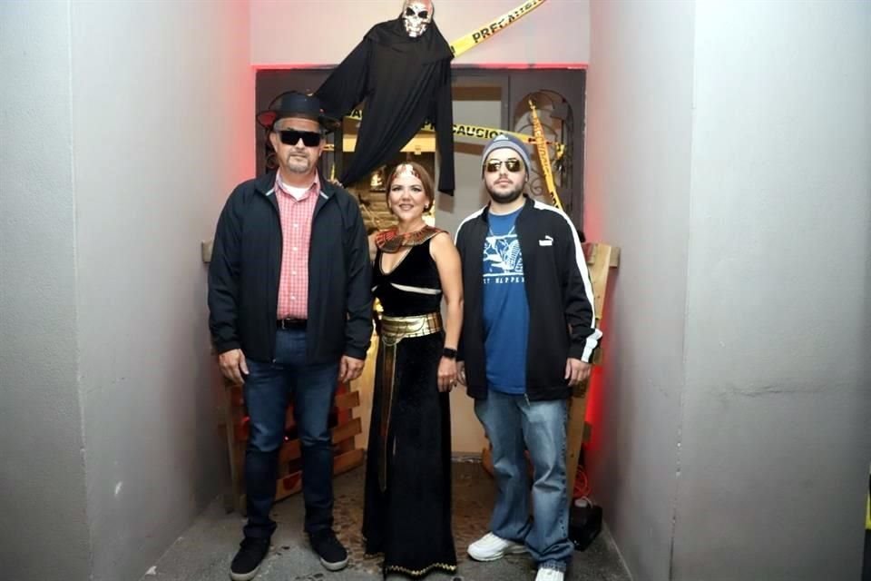 Luis Cortés, Ángela Treviño y Eugenio Cortés