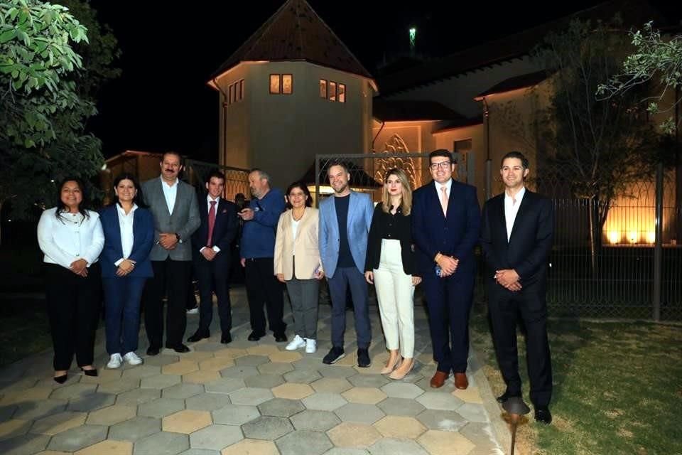 Mauricio Fernández fue acompañado por los Diputados Marisol González, Paola Linares, José Luis Garza, Miguel Flores, Sandra Pámanes, Mario Salinas, Melisa Peña, Baltazar Martínez y Víctor Gutiérrez.