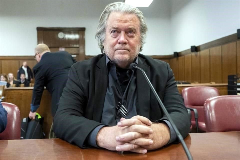 Steve Bannon, viejo aliado de Trump, salió de prisión tras cumplir condena por desobedecer citación de Congreso acerca de asalto a Capitolio.