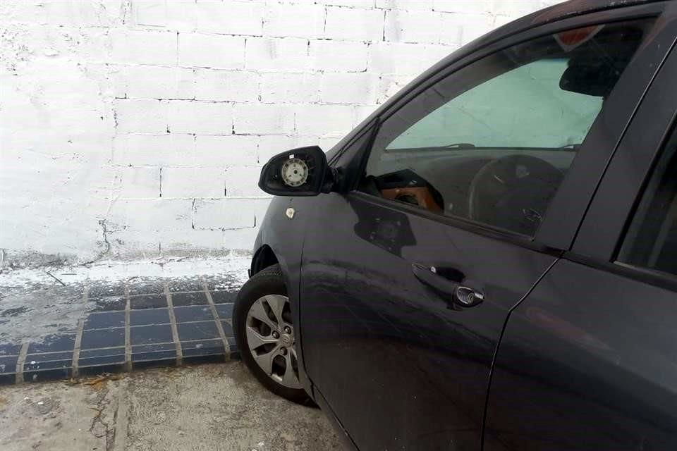 Una cámara de seguridad captó cómo el ladrón se apoderaba de los espejos retrovisores de los vehículos.