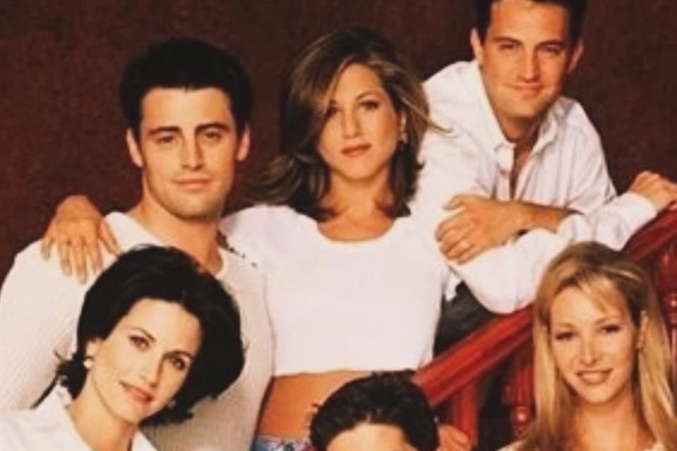 Courteney Cox y Jennifer Aniston rindieron homenaje a Matthew Perry a un año de su fallecimiento, recordando su amistad y legado.