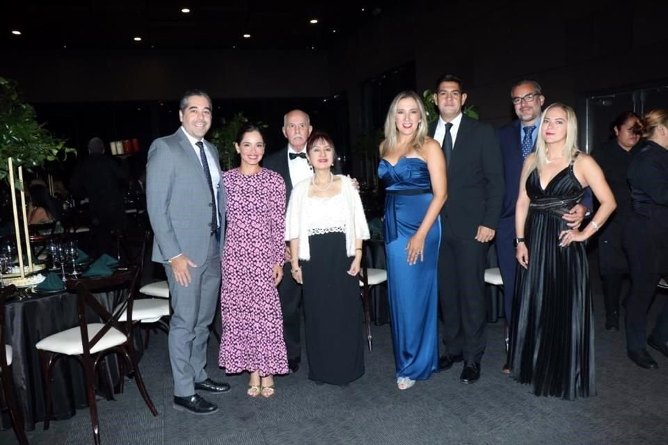 Mario García, Cristal Gurrola, Sofía de Farías,  Rodolfo Farías, Yolanda Santos, Gustavo Ambriz, Victoria Peña y Gerardo Azpiazu