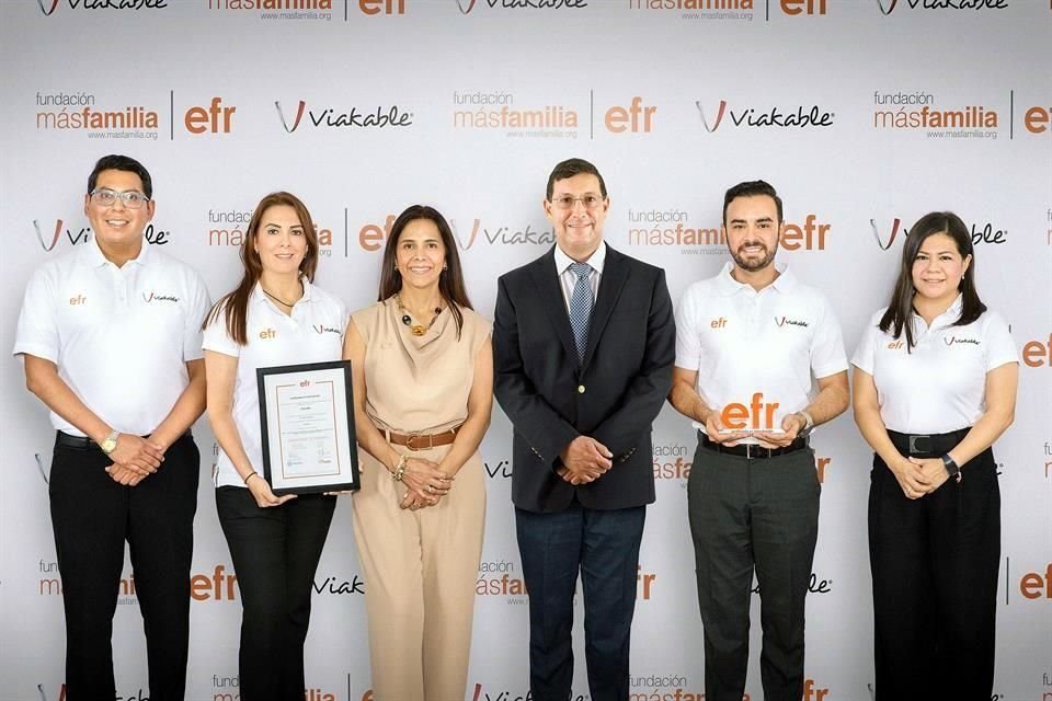 Claudia Blanco, directora para LATAM de Fundación MásFamilia (tercera de izquierda a derecha) entrega distintito EFR a Carlos Ramos, director general de Viakable (cuarto de izquierda a derecha).