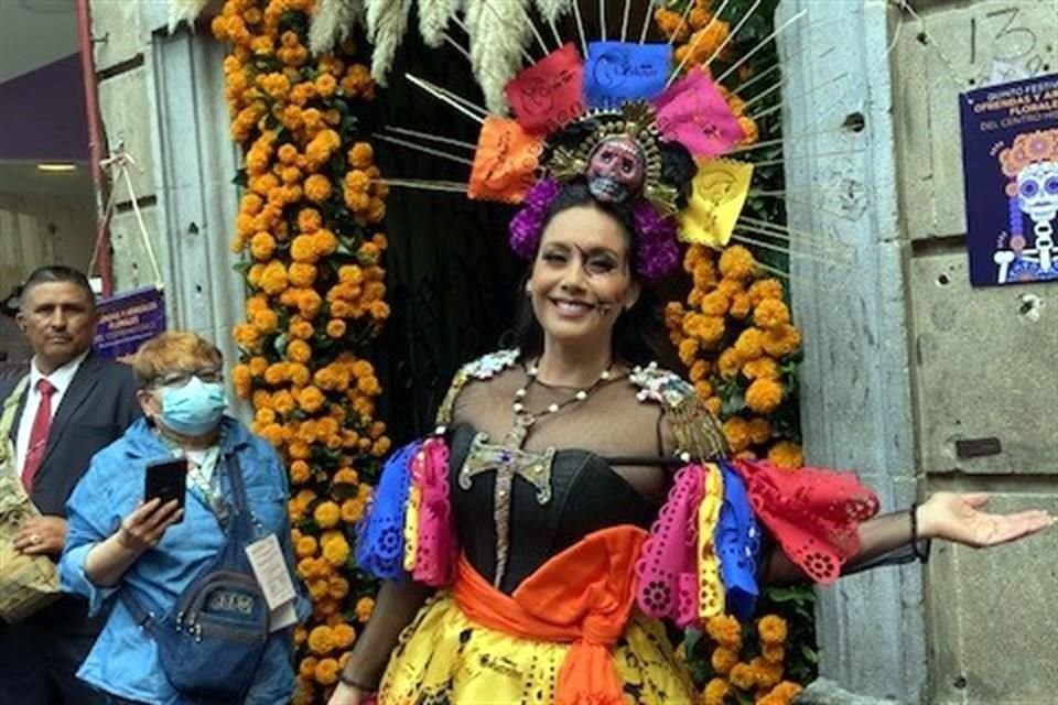 Catrinas vivientes dan la bienvenida a la Calle de las Novias.