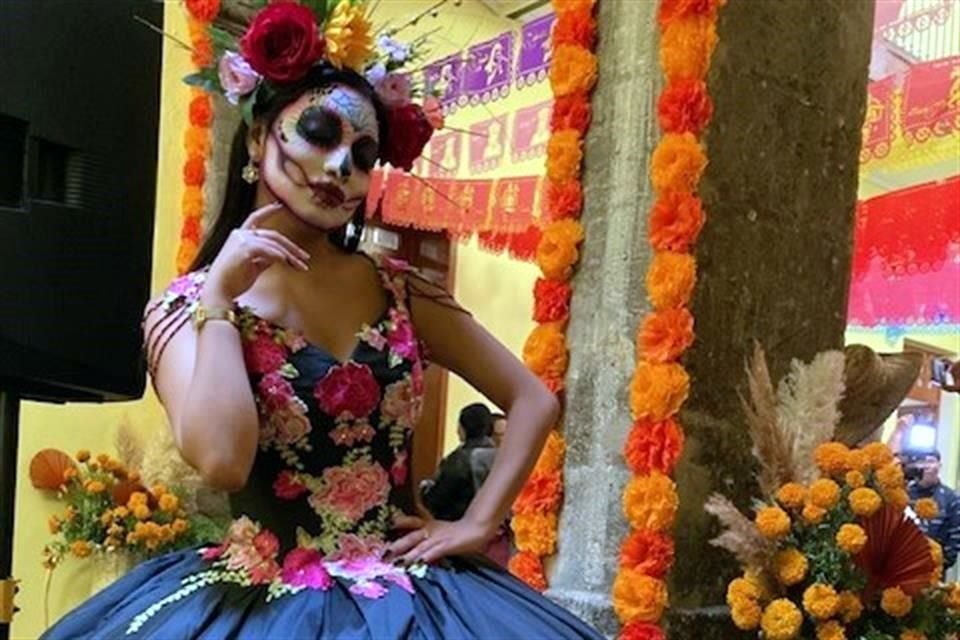 Las catrinas utilizan vestidos, pedrería en la cara y maquillaje.