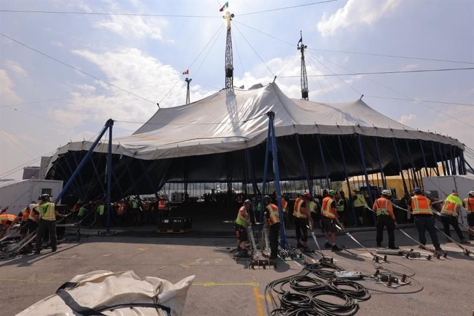 En su segundo día de los siete que tomará el montaje, la carpa que mide 51 metros cuadrados, fue levantada por elementos del equipo técnico para continuar con el montaje de luces y sonido.