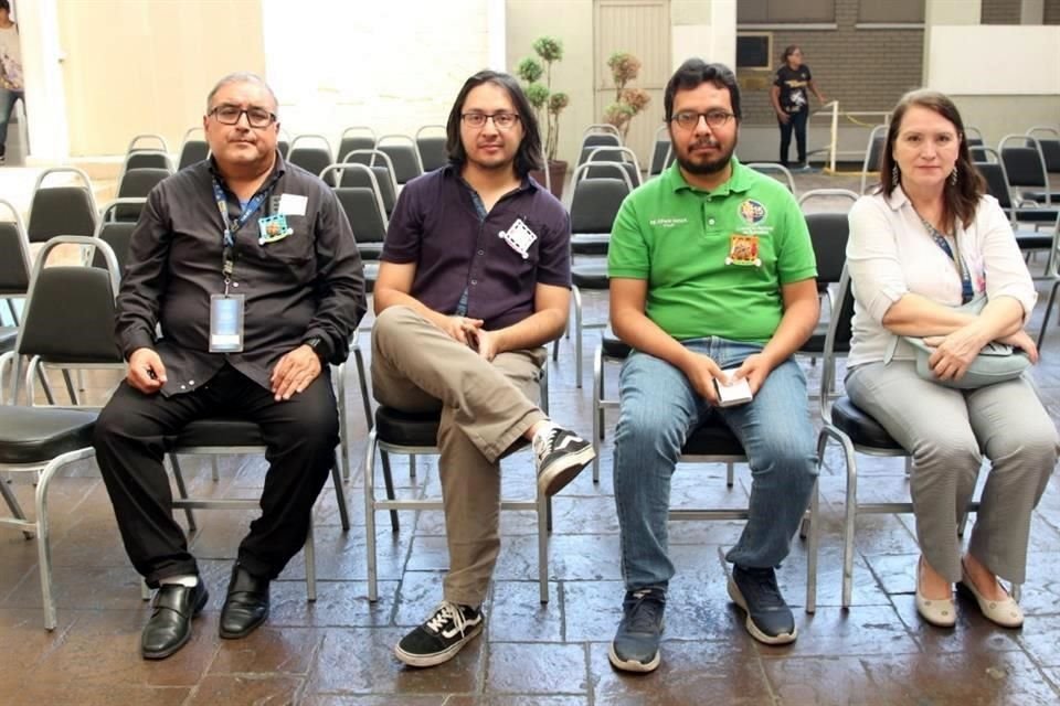 Carlos Rodríguez, Rodrigo Alvarado, Ivan Mata y Leticia Garza, representación del director Víctor Barrera de la Capilla Alfonsina Biblioteca Universitaria