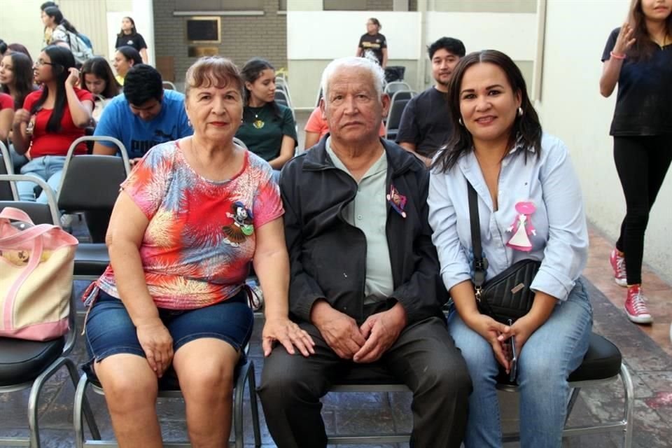 Alma Rosa Salinas, Rogelio Gómez y Linda Gómez