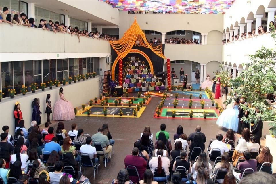 Alumnos y maestros de la Prepa 22 comenzaron a preparar su altar con dos meses de anticipación.