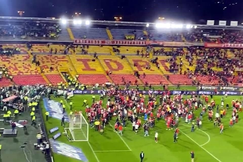 Los aficionados invadieron la cancha para enfrentarse con la hinchada rival.