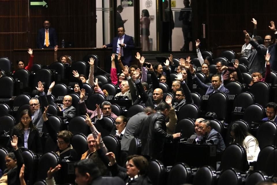 Al avalar 16 reformas en últimos meses, políticos acusaron que Morena cambió Constitución por órdenes del Ejecutivo sin medir los efectos.