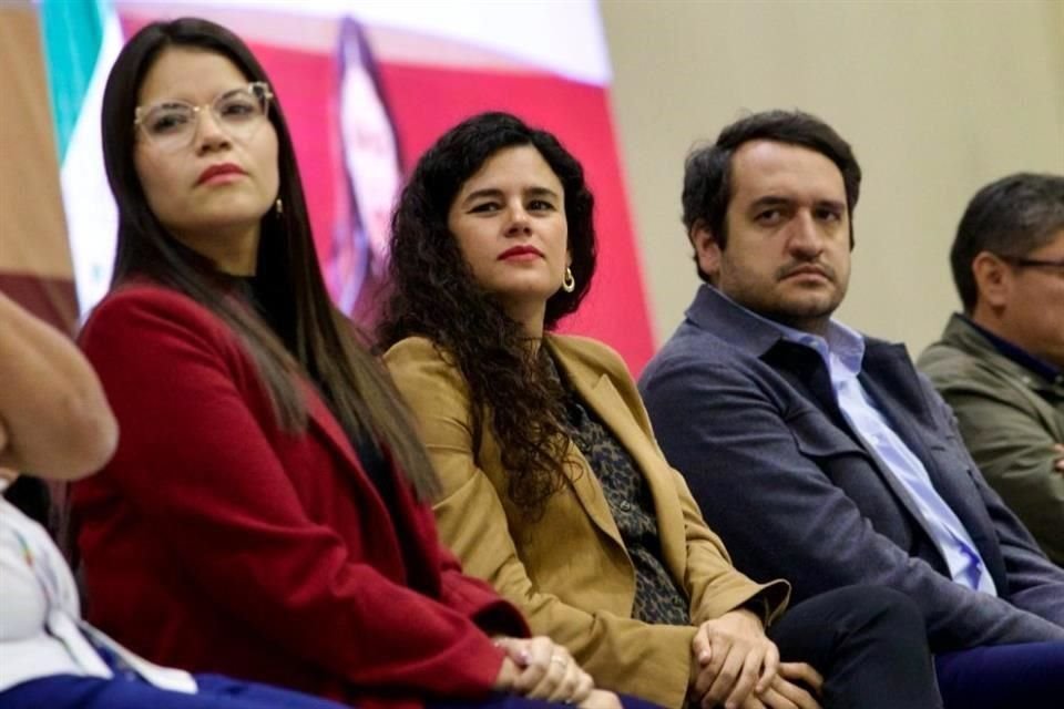 Luisa Alcalde, líder nacional de Morena (en medio), junto con Andrés López Beltrán, secretario de organización e hijo del ex Presidente AMLO.