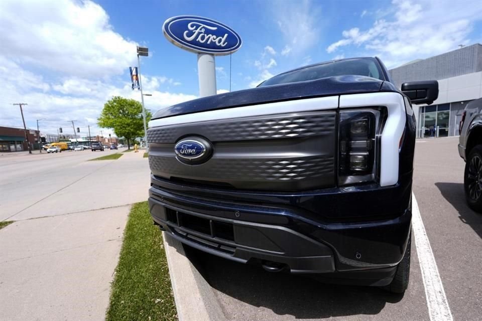 Si bien las ventas de la camioneta eléctrica F-150 Lightning aumentaron este año, están muy por debajo de las ambiciosas expectativas de Ford.