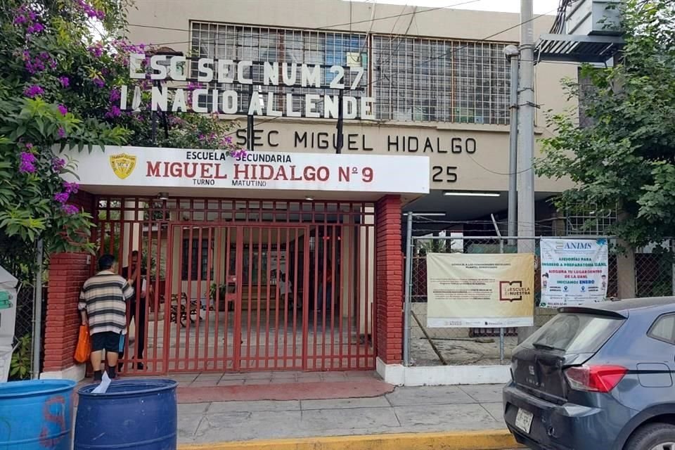 Tres estudiantes sufrieron mordeduras, uno de ellos fue trasladado a un hospital.