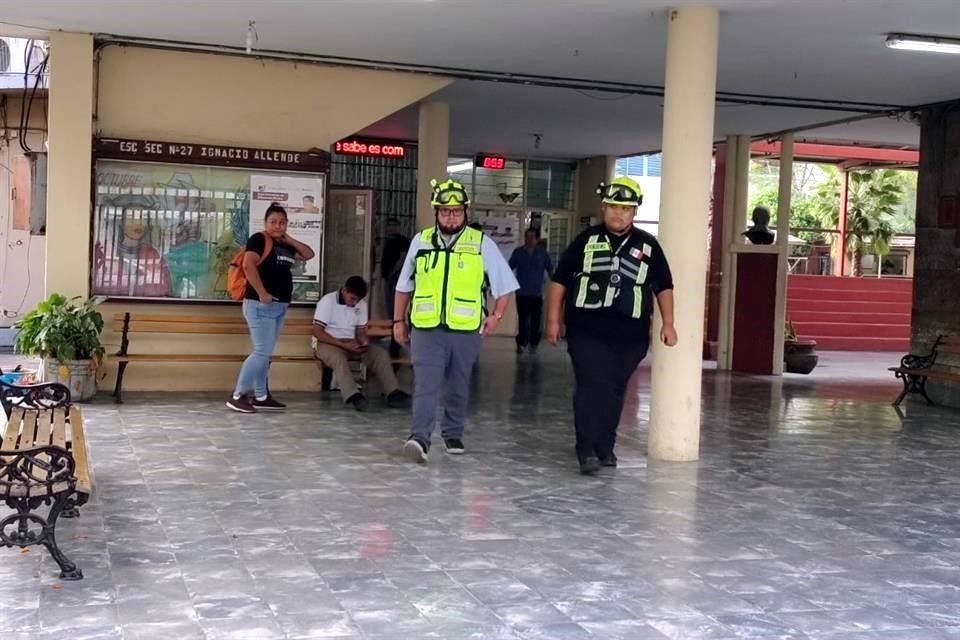 Otros tres estudiantes resultaron lesionados al caer de las escaleras.