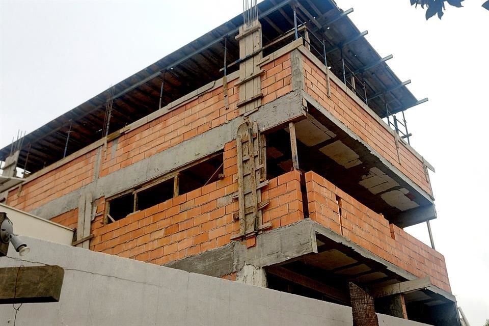 Así se ve la construcción desde el patio de una residencia en Hacienda El Rosario.