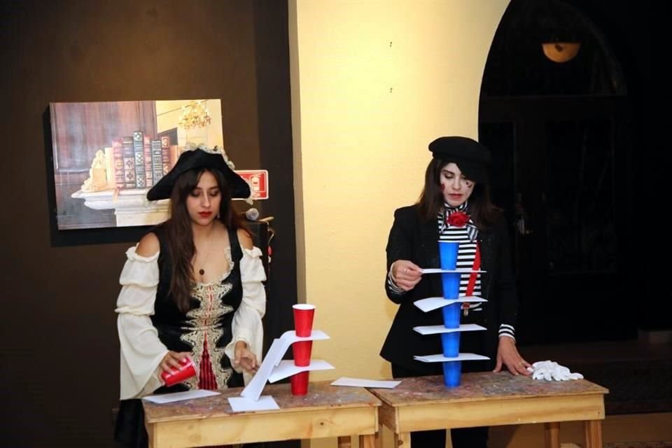 Paulina Zapata y Magda Hernández de Lozano