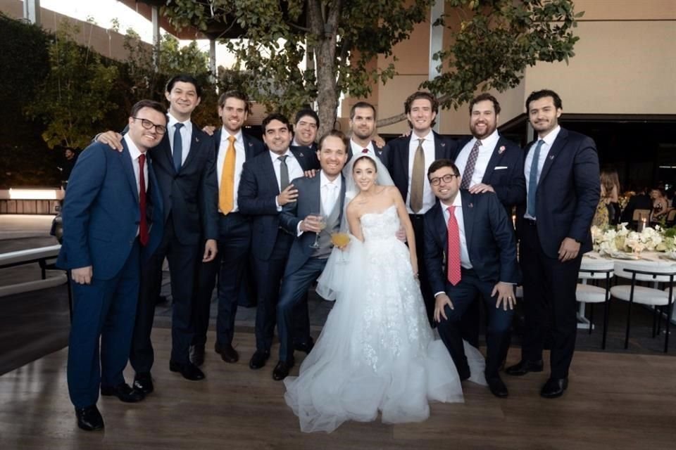 Los novios con un grupo de amigos.