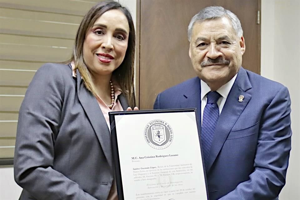 Ana Cristina Rodríguez recibió el nombramiento del Rector Santos Guzmán.