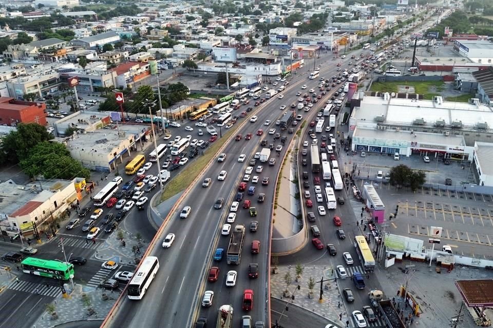 A la altura del Centro de Apodaca, siete carriles se reducen a sólo tres en un tramo restringido por la obra del Metro, y se 'estrangula' el tráfico hacia el Aeropuerto.