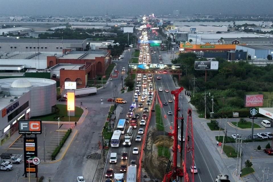 Con los cierres de carriles aplicados por la construcción de la Línea 6, los atorones viales en la Avenida Miguel Alemán se registran prácticamente a cualquier hora.