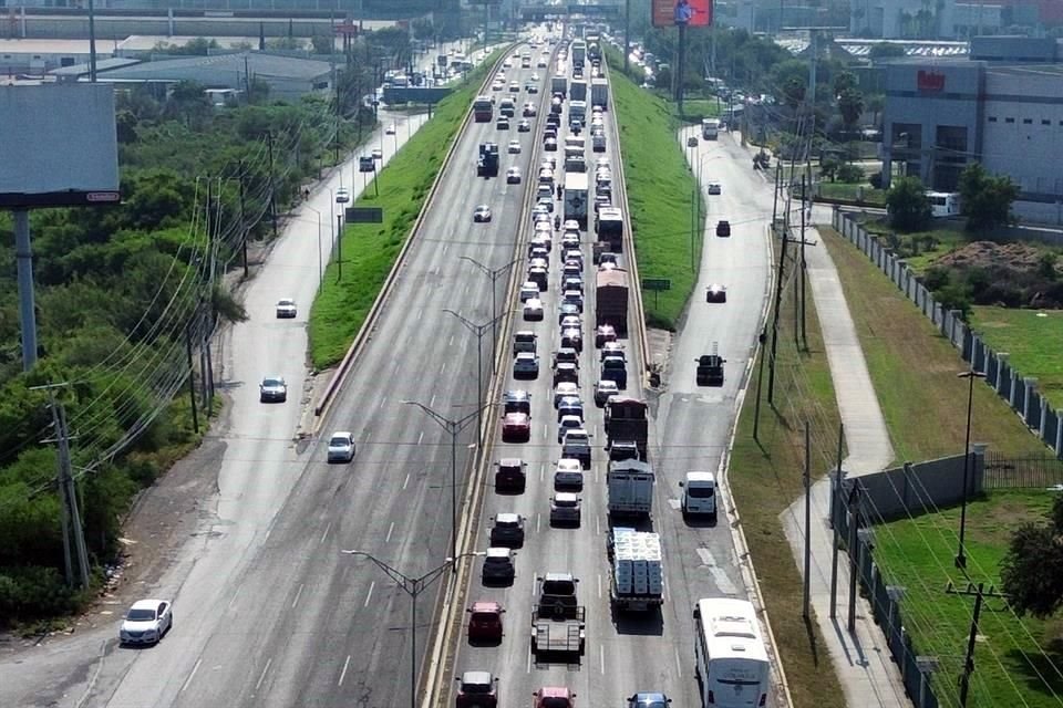 Con los cierres de carriles aplicados por la construcción de la Línea 6, los atorones viales en la Avenida Miguel Alemán se registran prácticamente a cualquier hora.