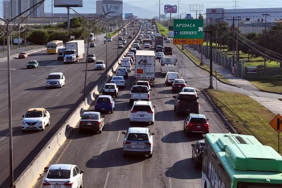 Con los cierres de carriles aplicados por la construcción de la Línea 6, los atorones viales en la Avenida Miguel Alemán se registran prácticamente a cualquier hora.