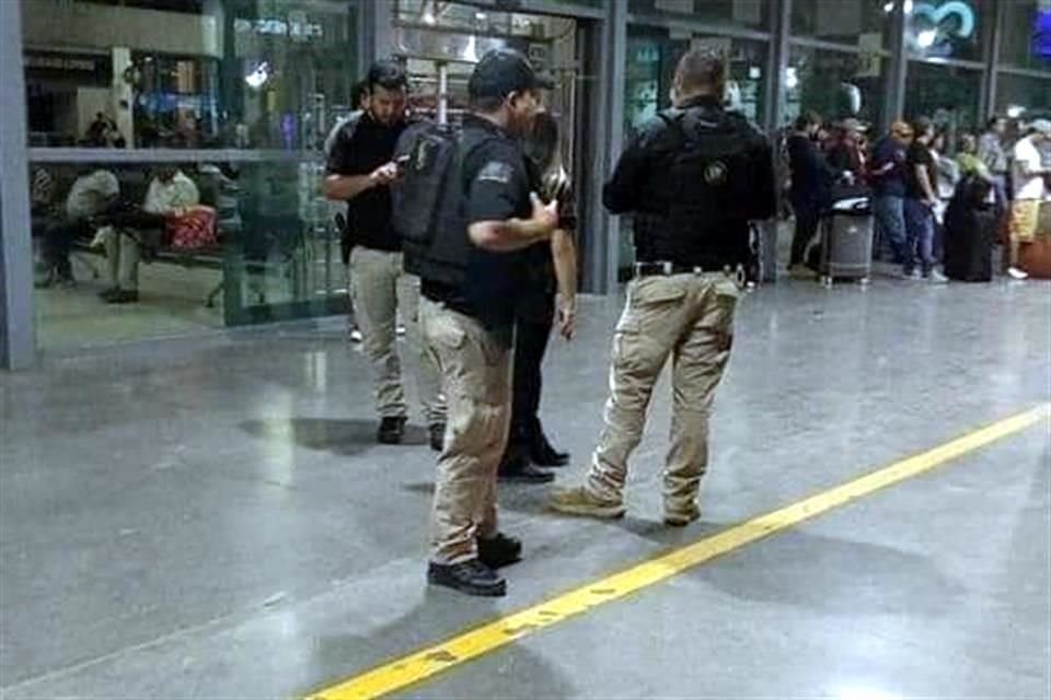 Agentes ministeriales vigilan la Central de Autobuses (foto) y el Aeropuerto de Monterrey como parte del operativo de búsqueda.