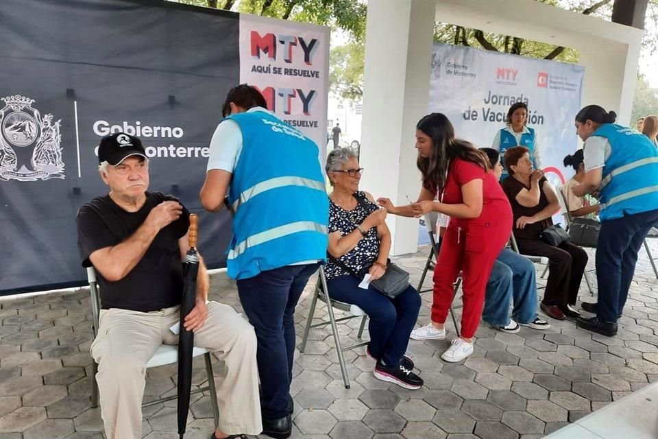 Desde las 9:00 horas, personal de la Secretaria de Salud municipal y estatal comenzaron a atender a decenas de vecinos.