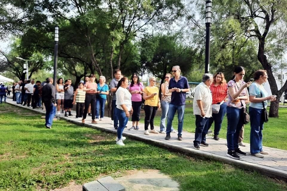 Desde las 9:00 horas, personal de la Secretaria de Salud municipal y estatal comenzaron a atender a decenas de vecinos.