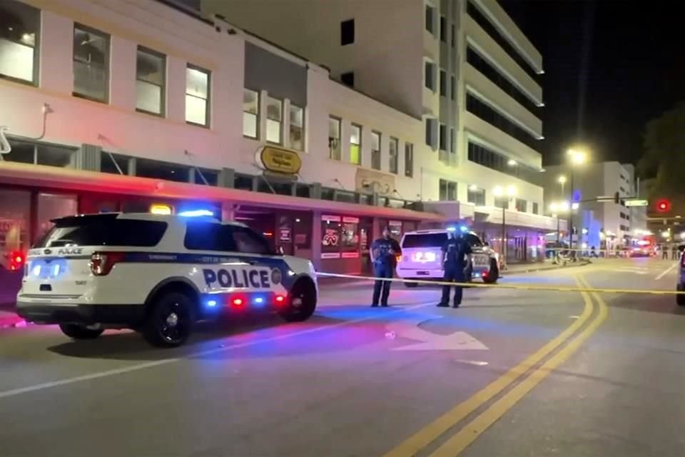 Un tiroteo en la celebración de Halloween en el centro de Orlando, Florida, dejó 2 muertos y 6 heridos; sospechoso de 17 años fue detenido.