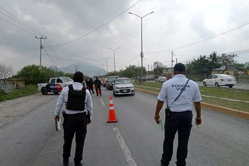 Al menos dos patrullas y una decena de policías municipales se ubicó en Camino a las Pedreras, poco antes de llegar a la Avenida Constitución.