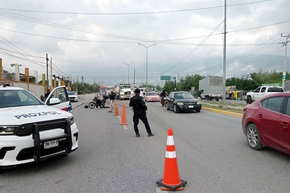 Al menos dos patrullas y una decena de policías municipales se ubicó en Camino a las Pedreras, poco antes de llegar a la Avenida Constitución.