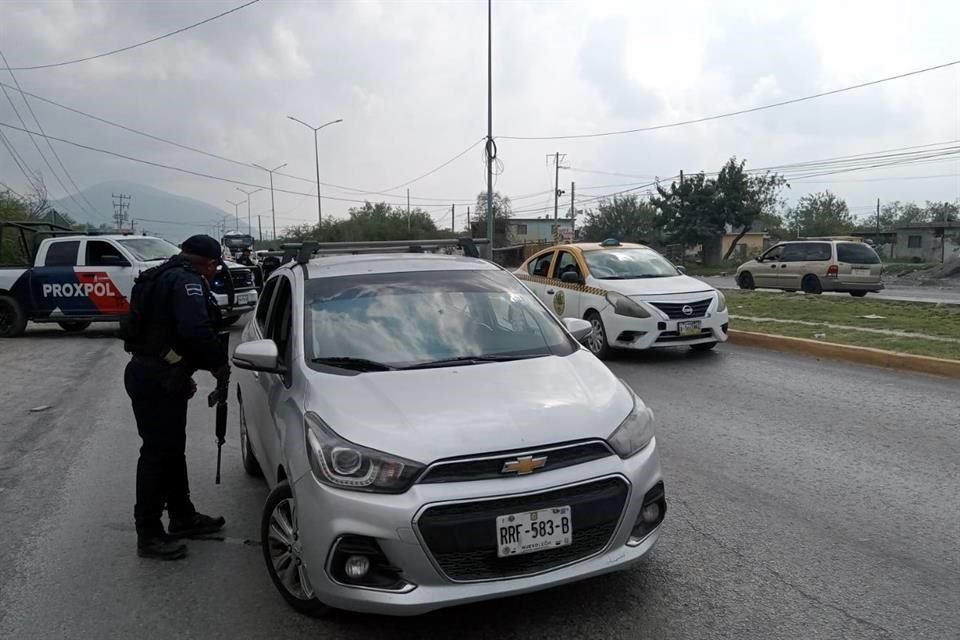 Al menos dos patrullas y una decena de policías municipales se ubicó en Camino a las Pedreras, poco antes de llegar a la Avenida Constitución.