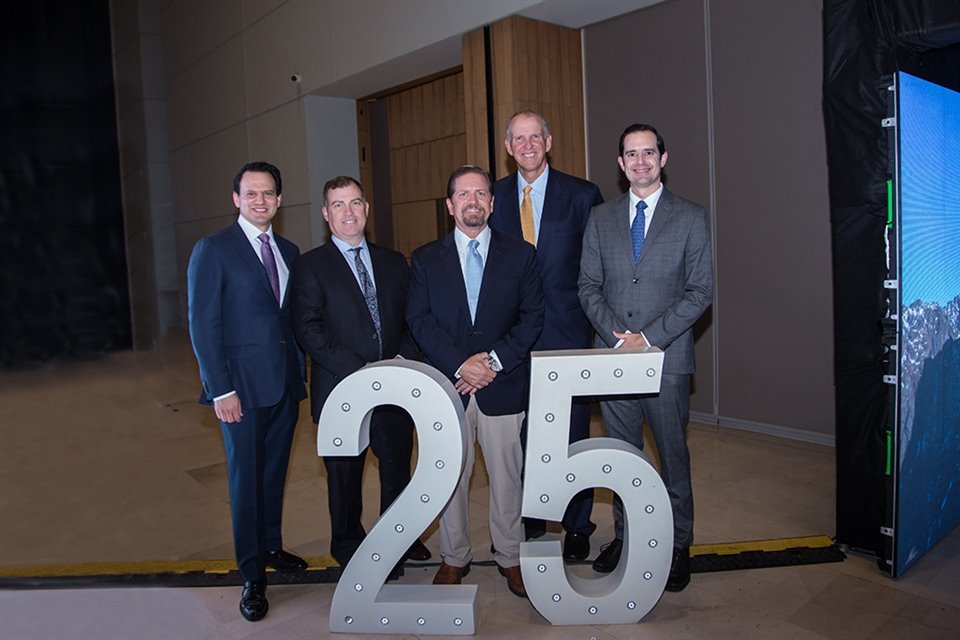 EQUIPO DE LIDERAZGO DE SEALE & ASSOCIATES: Carlos Hernández, Socio Director oficina de SLP; Rob Whitney, Socio Director a cargo de la oficina de Washington D.C.; Brett Carmel, Socio Director y Fundador; Jim Seale, Presidente y Fundador, y Sergio García del Bosque, Socio y Director de México.