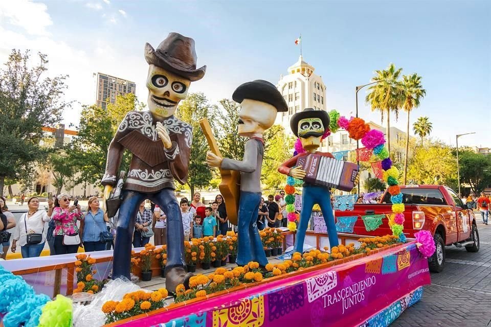 Como en cada edición el Desfile de las Calaveras rinde un homenaje a la esencia  de nuestra ciudad con el tema 'Regios hasta los tuétanos'.