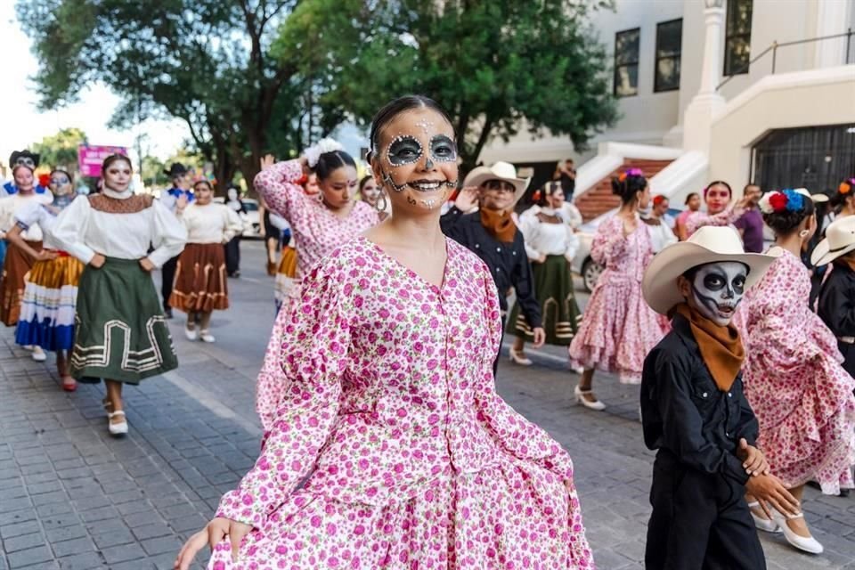Esta es la quinta edición del Desfile de las Calaveras en la cual participaron más de 2 mil personas.
