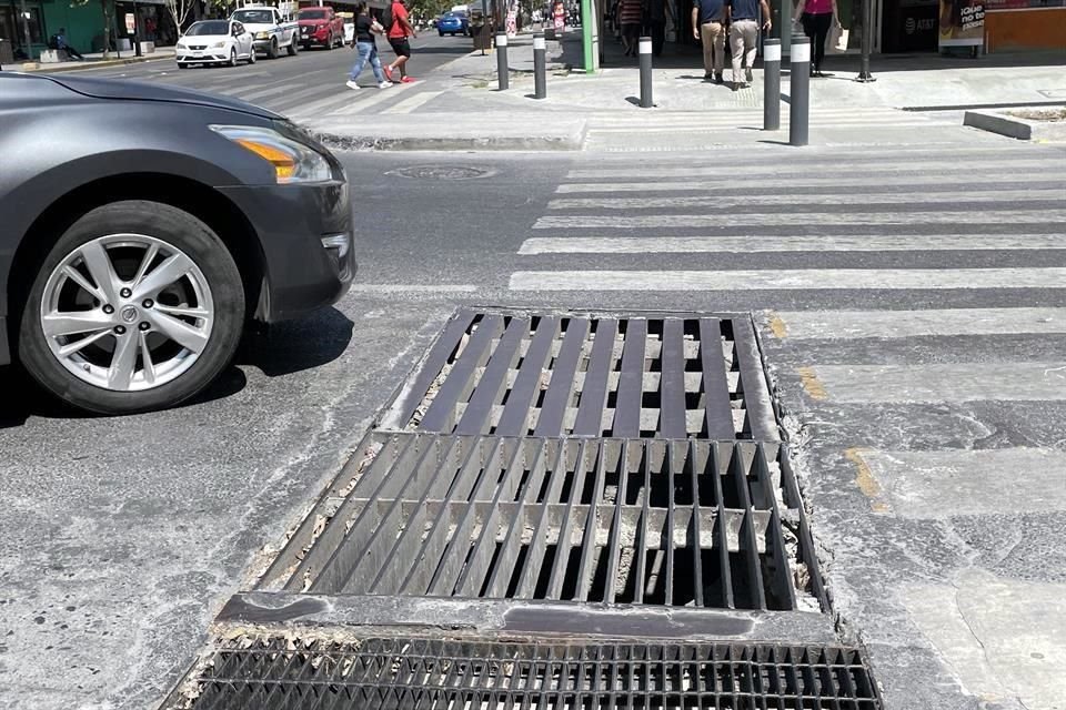 Colectivos reportaron al menos siete ciclovías con alcantarillas que, por sus características, son consideradas peligrosas. 