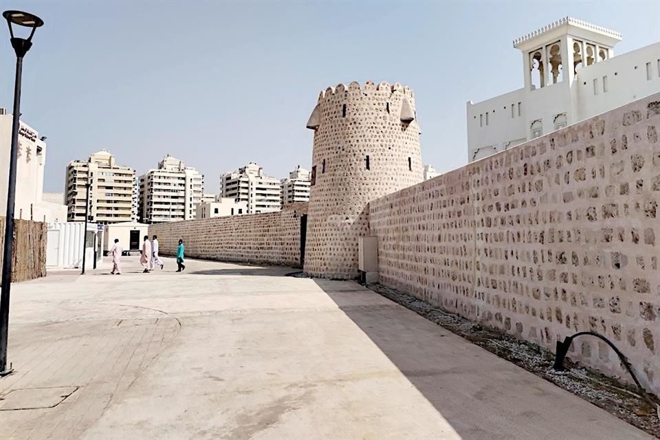 Sharjah, Capital del Mundo Árabe, ofrece una rica experiencia cultural y moderna, un destino ideal para explorar la herencia emiratí.