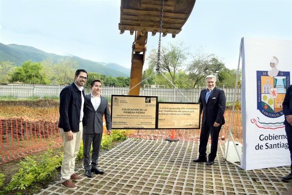 David de la Peña, alcalde del municipio de Santiago, Óscar Chávez, vicepresidente de franquicias de IHG México y Raúl García, director comercial de Grupo Portalia.