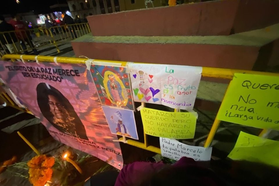 Un altar de muertos fue instalado en San Cristóbal de las Casas, Chiapas, en honor al sacerdote Marcelo Pérez, quien fue asesinado el 20 de octubre.