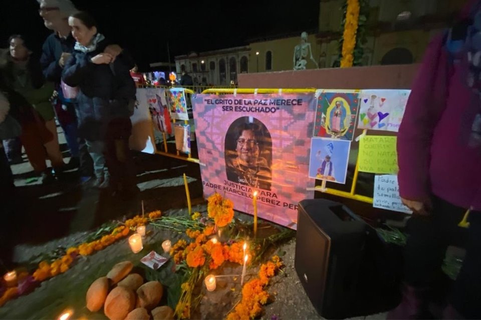 Un altar de muertos fue instalado en San Cristóbal de las Casas, Chiapas, en honor al sacerdote Marcelo Pérez, quien fue asesinado el 20 de octubre.