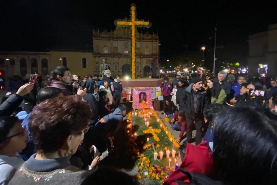 Un altar de muertos fue instalado en San Cristóbal de las Casas, Chiapas, en honor al sacerdote Marcelo Pérez, quien fue asesinado el 20 de octubre.