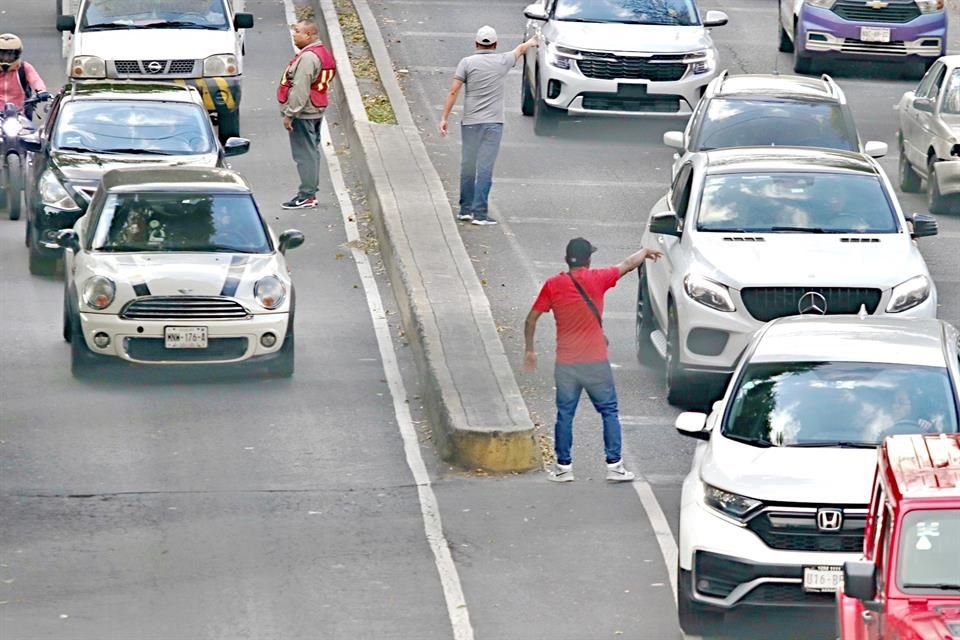 Los vecinos del Estadio Azul y la Plaza de Toros, en la Alcaldía Benito Juárez, lidian con el tráfico y la presencia de los franeleros.