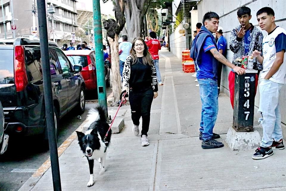 La presencia policial no inhibe a los vienviene ni el consumo de alcohol en vía pública.