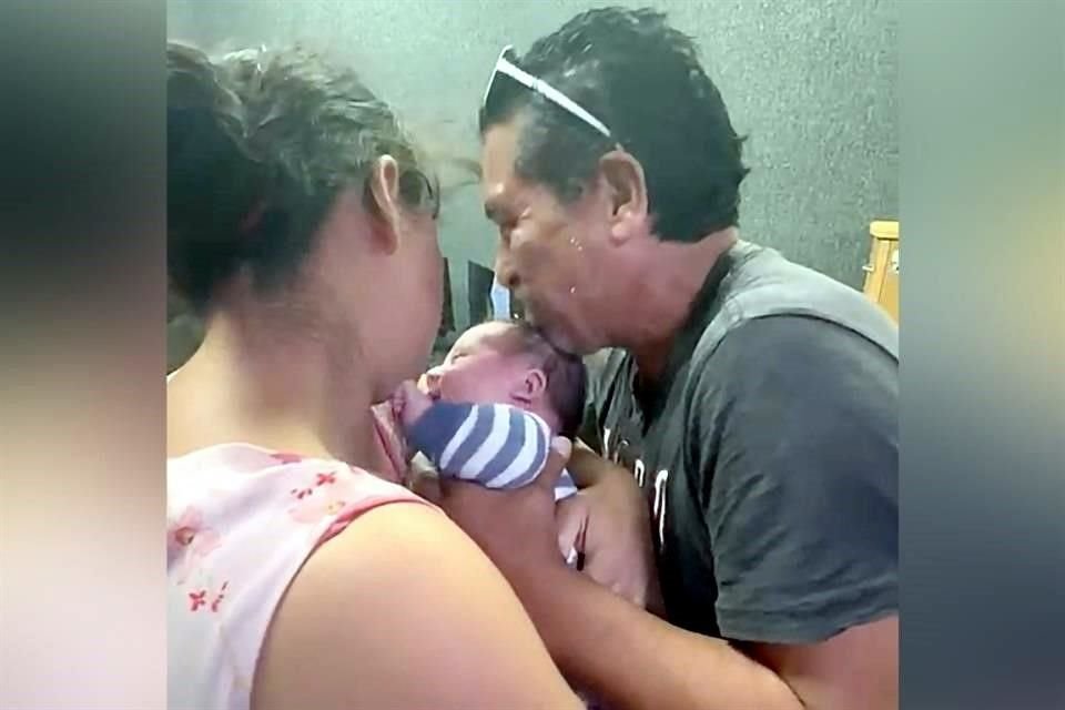 El bebé Juan Carlos Sena Alemán, de 2 meses, fue entregado anoche a sus padres, momentos después de que fue hallado abandonado en un baldío de Escobedo.