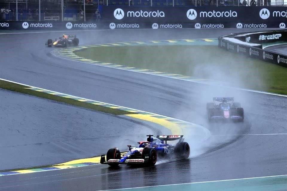 Las condiciones de pista fueron complicadas debido a la lluvia, que provocó varios accidentes.