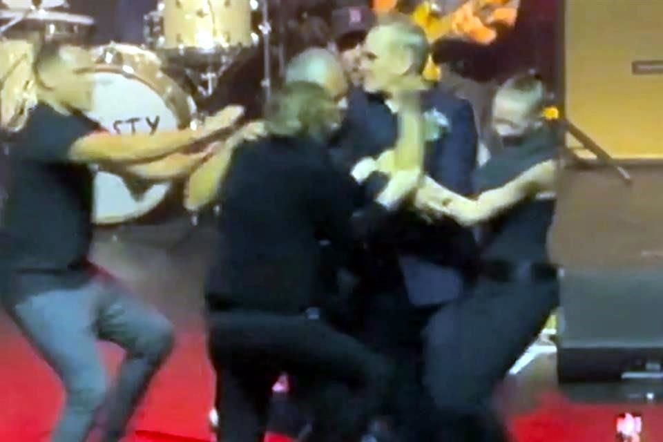 La interrupción se produjo hacia el final del concierto, y aunque Morrissey le devolvió el abrazo a su seguidora, varios miembros del público quisieron replicar este momento.